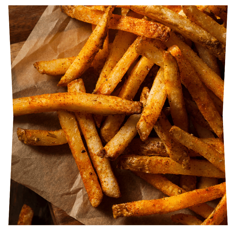 Frites maison parsemées de paprika sur une feuille de cuisson