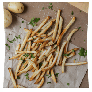 Frites coupés en 8x8 salées et persillées sur une feuille de cuisson
