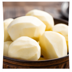 Saladier de pommes de terre crues et épluchées